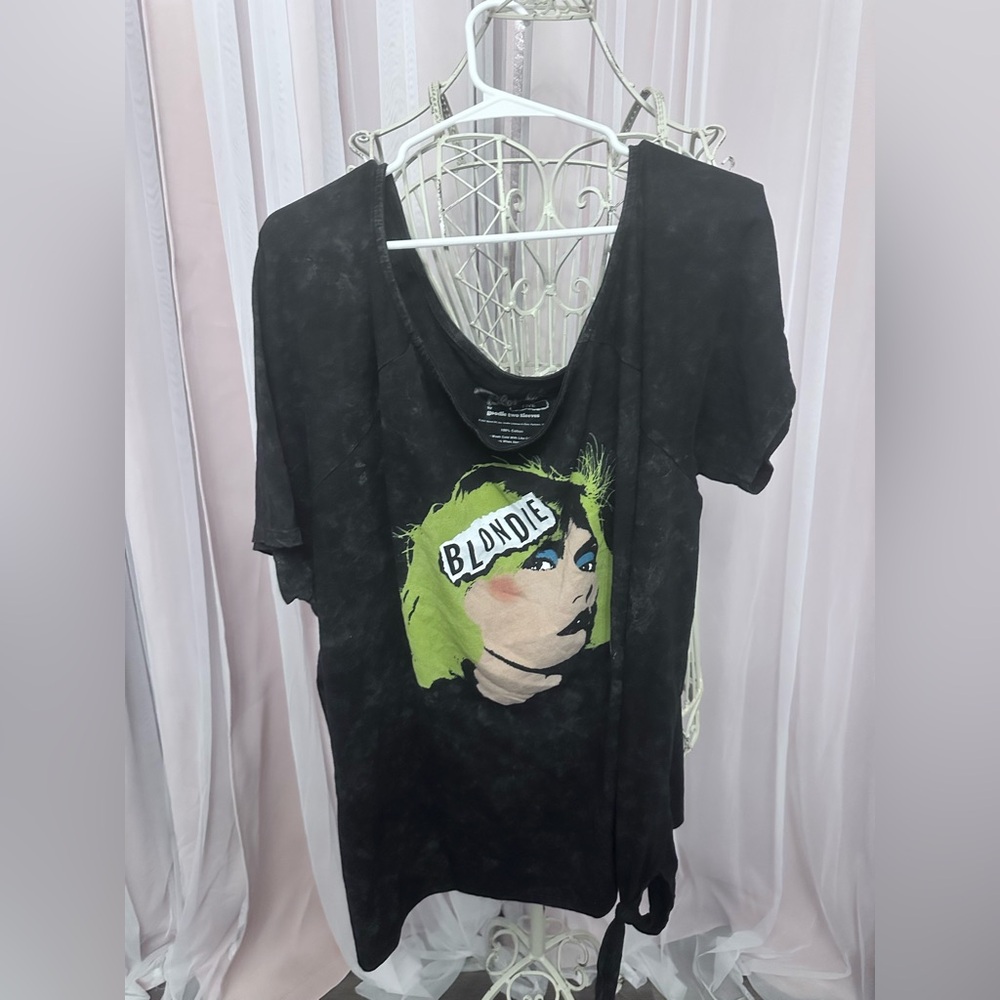 Torrid Black and Green Graphic Short Sleeve Tee